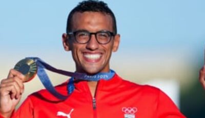 شاب صيني من متحدي الإعاقة يكرّم البطل الأولمبي أحمد الجندي برسم تذكاري