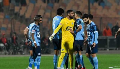 جماهير الجيش الملكي تعتدي على لاعبي بيراميدز بالمقذوفات النارية.. وإصابة لاعب السماوي