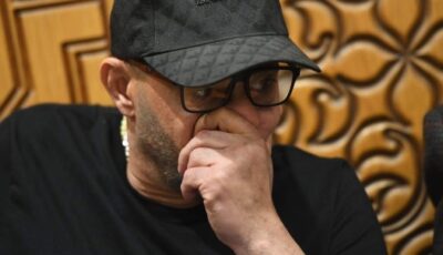 شاهد .. أحمد السقا يدخل في نوبة بكاء بعزاء سليمان عيد