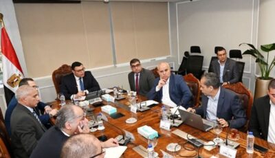 وزير الإسكان يعقد اجتماعا مع مسئولي إحدى الشركات العقارية لمتابعة موقف مبيعات عددٍ من المشروعات